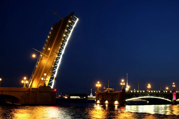 Ponte levatoio a San Pietroburgo di notte — Foto Stock