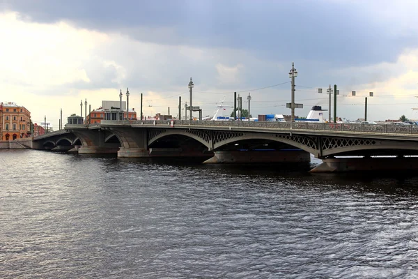 Pont Blagoveshchensky (pont Lieutenant Schmidt) à travers la r — Photo