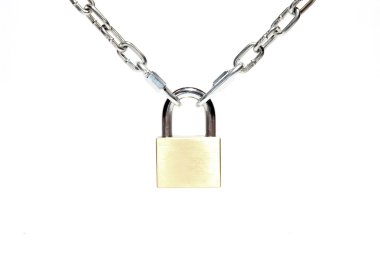 pirinç kilit, izole bir metal zincir üzerinde asılı