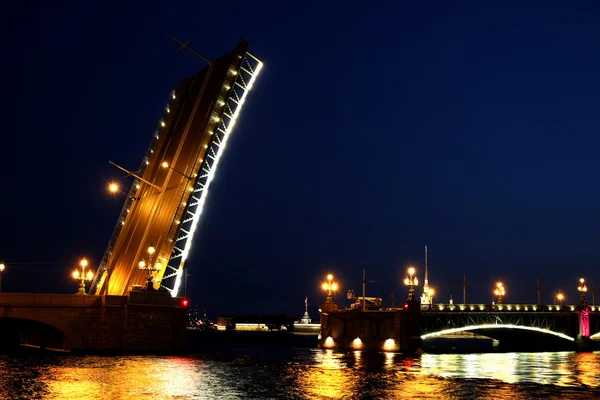 Ponte levatoio a San Pietroburgo di notte — Foto Stock