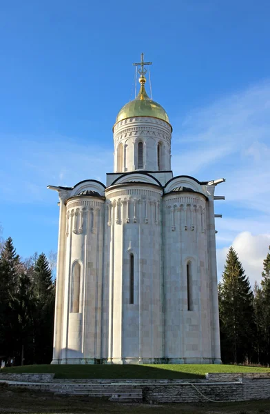 Christlich-orthodoxe Kirche aus weißem Stein — Stockfoto