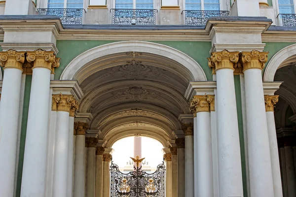 Boog bij de ingang en gedessineerde smeedijzeren poort van de herm — Stockfoto