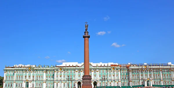 Palace Square and the Alexander Column in St. Petersburg — Stok fotoğraf