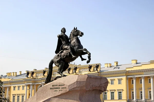 St. petersburg oteli ben Peter için anıt — Stok fotoğraf