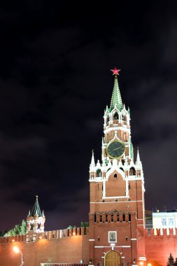 işçinin Moskova Kulesi kremlin, gece