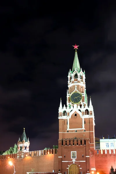 Torre Spasskaya de Moscou Kremlin à noite — Fotografia de Stock