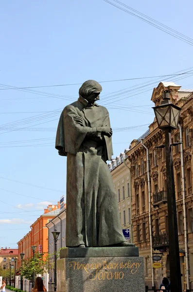 Nikolai Gogol monumento em São Petersburgo (Rússia ) — Fotografia de Stock