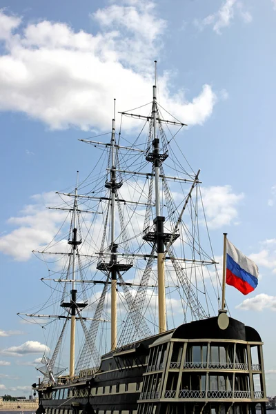 Old wooden ship and a Russian flag — Stock Photo, Image