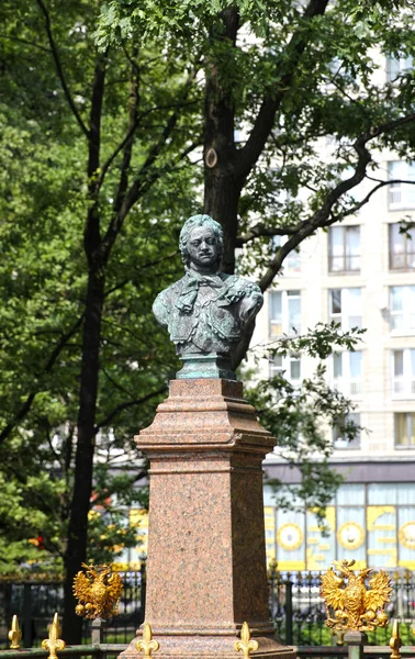 Monumento in bronzo all'imperatore russo Pietro I a San Pietroburgo — Foto Stock