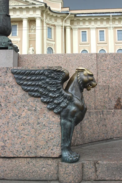 Brons huvudet av en griffin i st. petersburg — Stockfoto