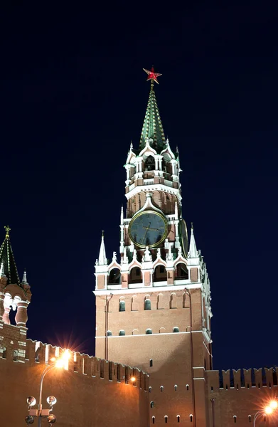 Torre Spasskaya del Kremlin de Moscú por la noche —  Fotos de Stock