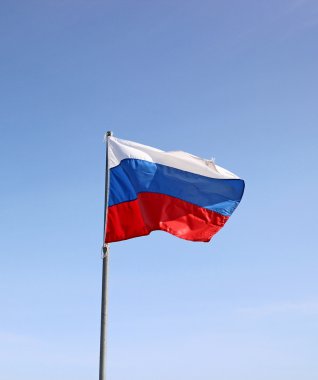 Rus bayrağı sallayarak karşı mavi gökyüzü
