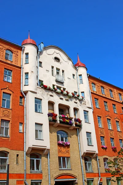 Oude gebouw in Sint-petersburg met multi-gekleurde bloemen op — Stockfoto