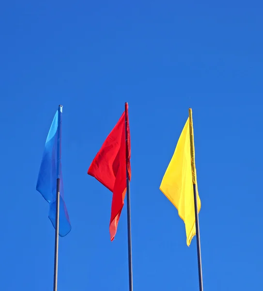 Bandeiras azuis, vermelhas e amarelas — Fotografia de Stock