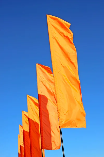 Flera festliga orange flaggor — Stockfoto