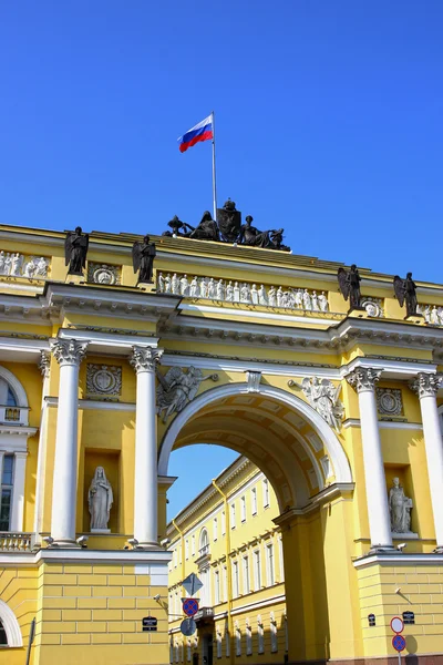 Främre bågen på Senatstorget i st. petersburg — Stockfoto