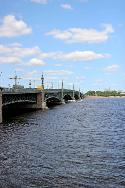 Brücke über die Newa in St. Peter — Stockfoto