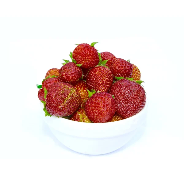 Rote Erdbeeren in einer weißen Untertasse isoliert auf weiß — Stockfoto