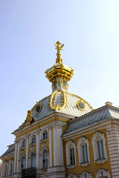 Armorial housing Grand Palace in Peterhof — Stock Photo, Image