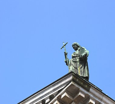 st. Isaac's cathedral St çatısında bir vaiz heykeli.