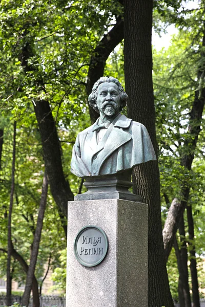 Monumento al artista ruso Ilya Repin en San Petersburgo — Foto de Stock