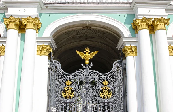 Patroon smeedijzeren hek van de hermitage in Sint-petersburg — Stockfoto