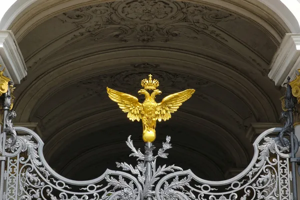 Gilded coat of arms of the Russian Empire at the gate of the Her — Stock Photo, Image