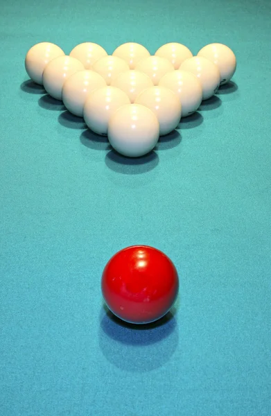 Boules de billard dans la position de la pyramide sur l'appât vert — Photo