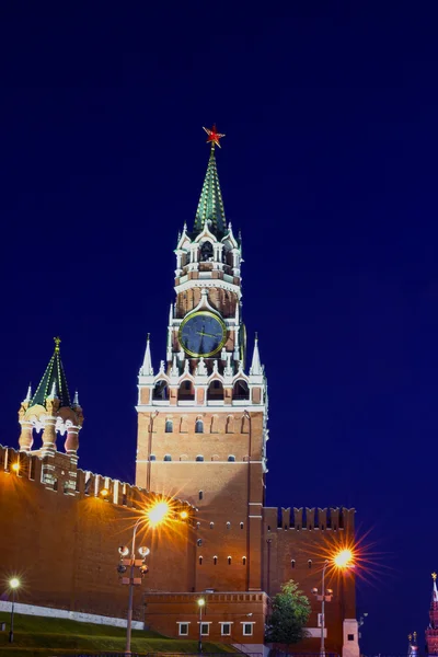 Torre Spasskaya del Kremlin de Moscú por la noche —  Fotos de Stock