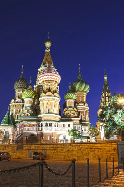 Katedrála bazalky požehnal v Moskvě v noci — Stock fotografie