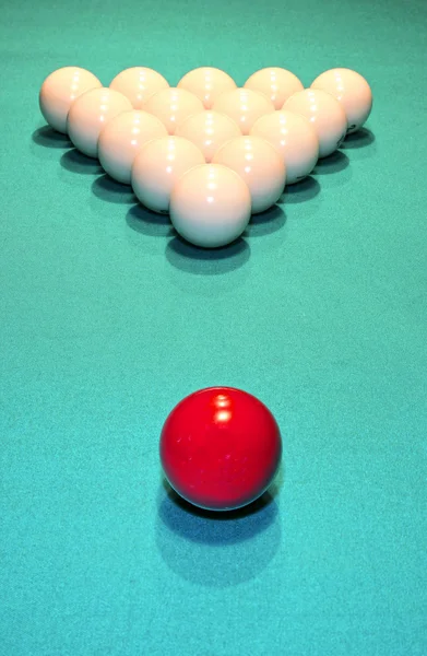 Boules de billard dans la position de la pyramide sur l'appât vert — Photo