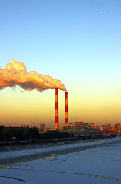 Torre de tuberías CHP sobre Moscú — Foto de Stock