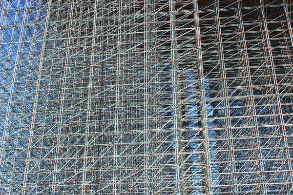 Achtergrond van de hoogbouw structuur gemaakt van steigers — Stockfoto
