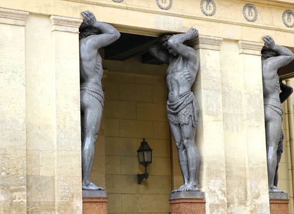 Marmeren atlantes, houden het dak van de hermitage — Stockfoto