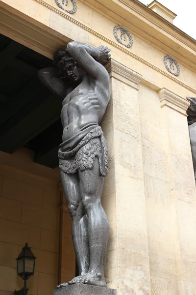 Marble Atlantes, holding the roof of the Hermitage in St. Peters — Stock Photo, Image