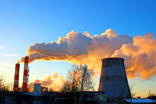 Factory chimneys smoke rising into the sky — Stock Photo, Image