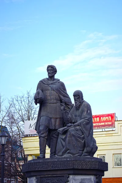 Памятник основателям Звенигорода Юрию и ул. Святой Саввы — стоковое фото