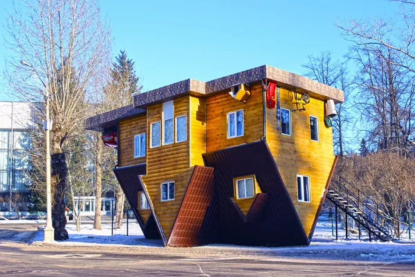 Casa al revés en el Centro de Exposiciones de Rusia en Moscú — Foto de Stock