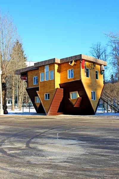 Casa al revés en el Centro de Exposiciones de Rusia en Moscú — Foto de Stock