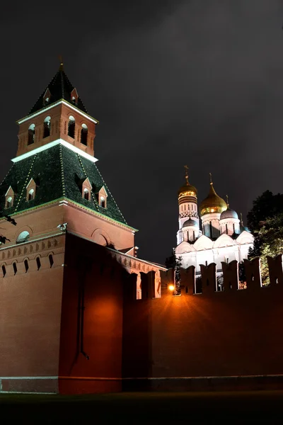Fragment der Mauer des Moskauer Kreml bei Nacht — Stockfoto