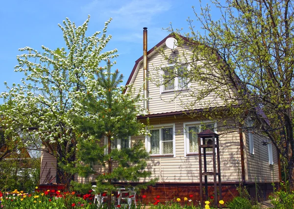 Садовий будинок в оточенні квітучих дерев — стокове фото