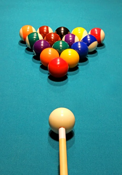 Biljartballen in de positie van de piramide op groene baal — Stockfoto