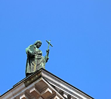 st. Isaac's cathedral St çatısında bir vaiz heykeli.