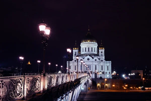 Kathedraal van Christus de Verlosser en patriarchale brug in Moskou — Stockfoto