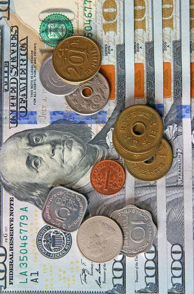 Monete di diversi paesi sullo sfondo del nuovo hundre — Foto Stock