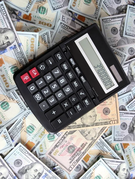 Kalkulačka na pozadí sto dolarové bankovky — Stock fotografie