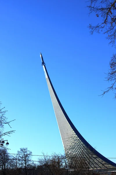 Monument voor de eerste raketlancering in de ruimte op de tentoonstelling — Stockfoto