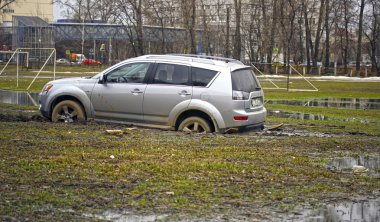 Araba çamur mitsubishi outlander şaşırıp kalmış.