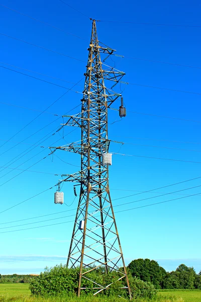 Elektrische hoogspanningslijnen — Stockfoto