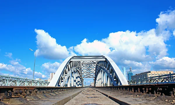 Railway bridge with steel spans in Moscow — Stock Photo, Image